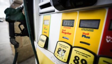 Houston gas prices rise to $3.87 per gallon as national average falls