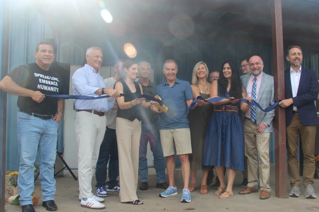 Esperanza ribbon-cutting