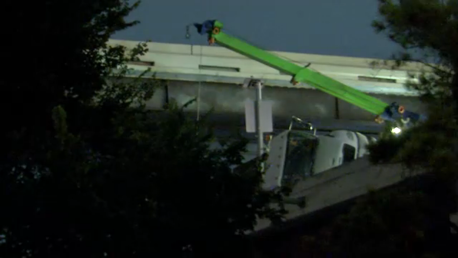 Crash on US 59 connector ramp to North Loop WB causing traffic backups, deputies say