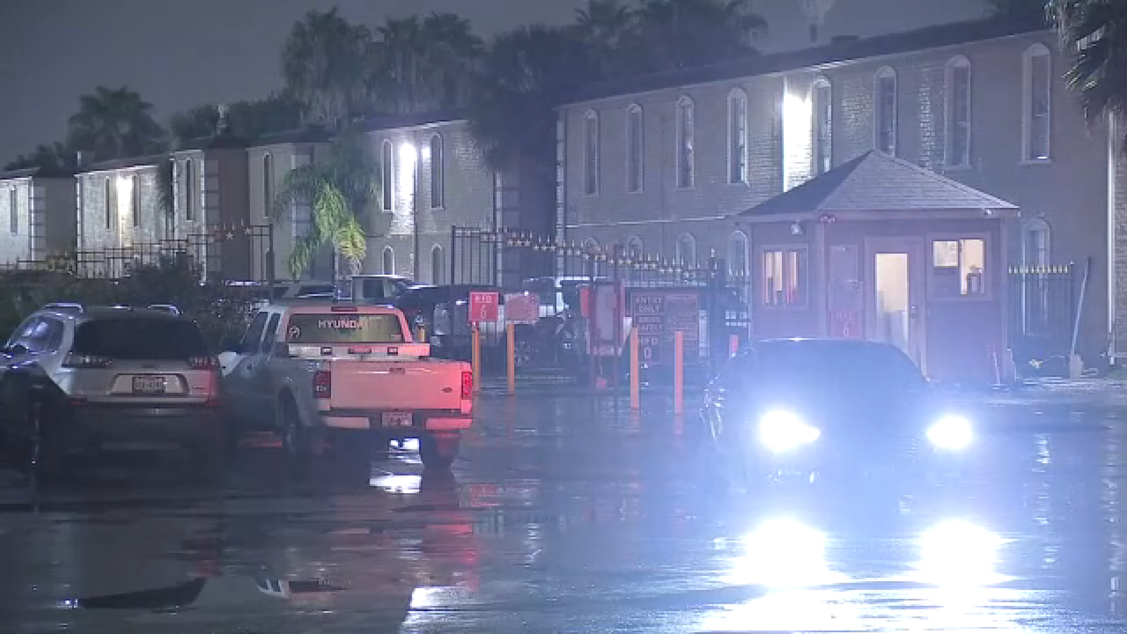 Man hospitalized after shooting at apartment complex in Houston's east side, suspect on the loose, police department says