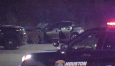 Driver leaves dead passenger behind in crash while fleeing from police in NE Houston, police say