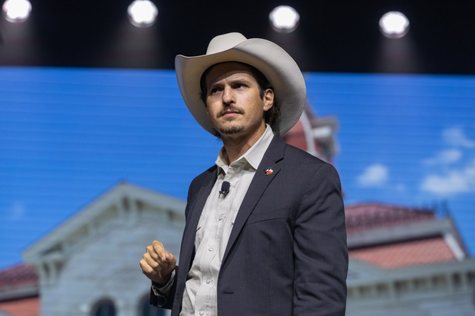 Texas ag commissioner candidates trade ineligibility jabs