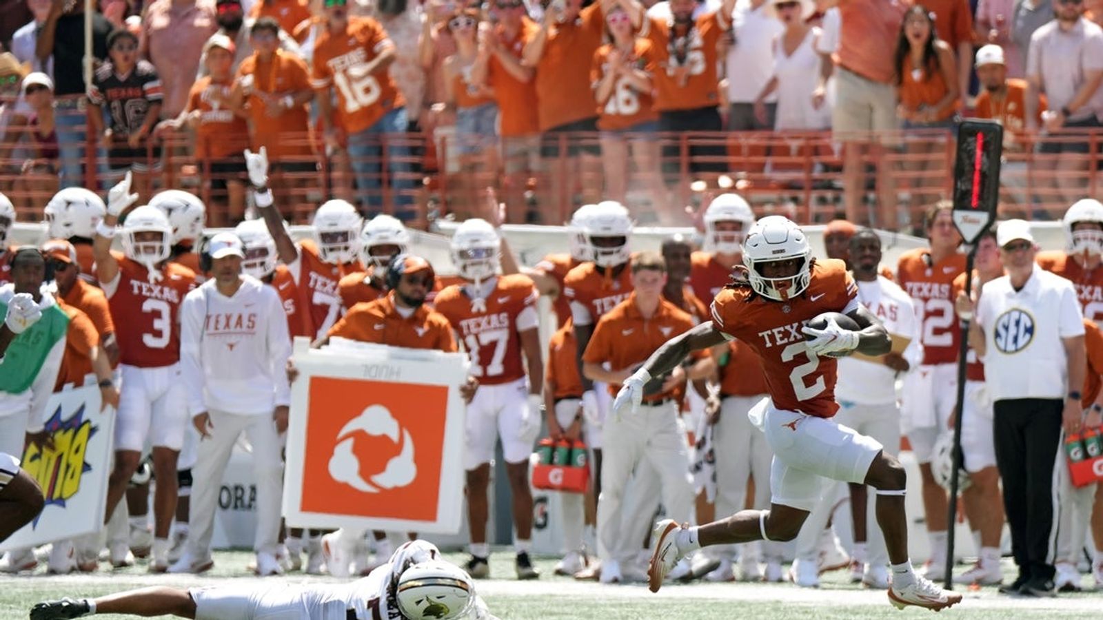 Manning ties career high with four TD passes as No. 5 Texas rolls past Texas State