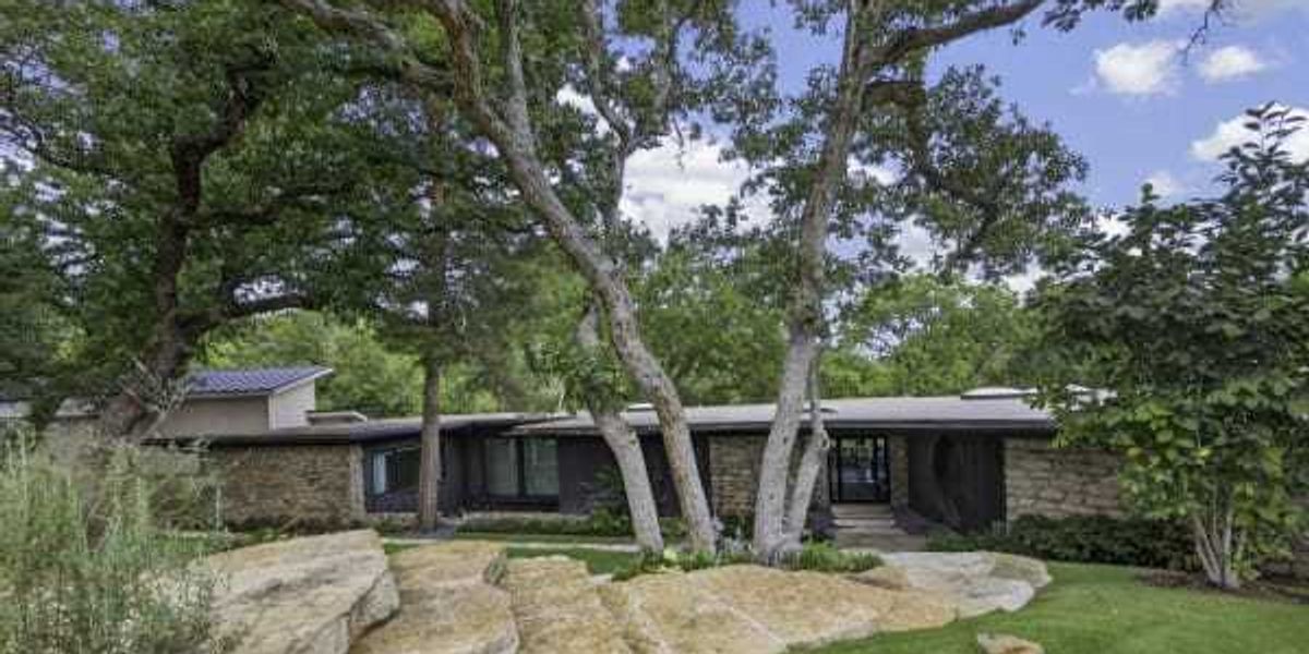 A serene midcentury modern retreat in the heart of Fort Worth