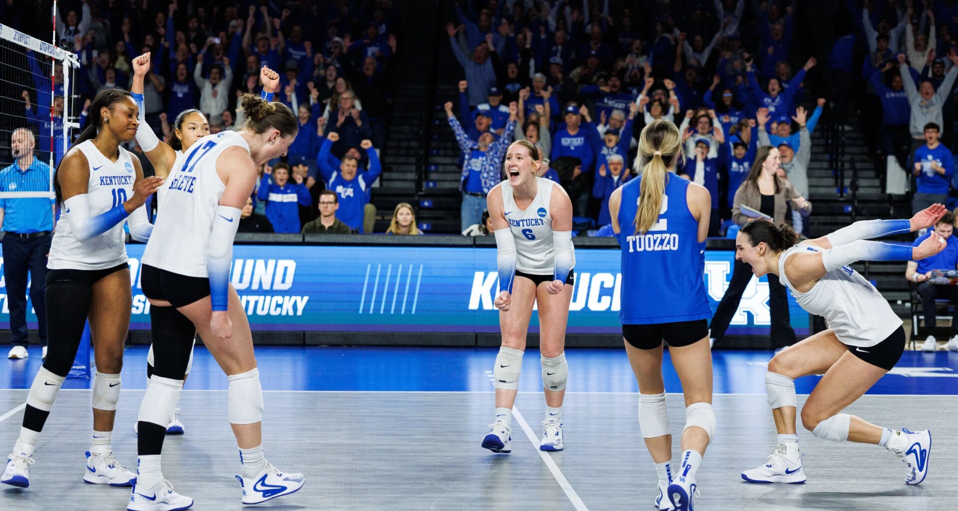 Kentucky Wildcats volleyball team sweeps Houston
