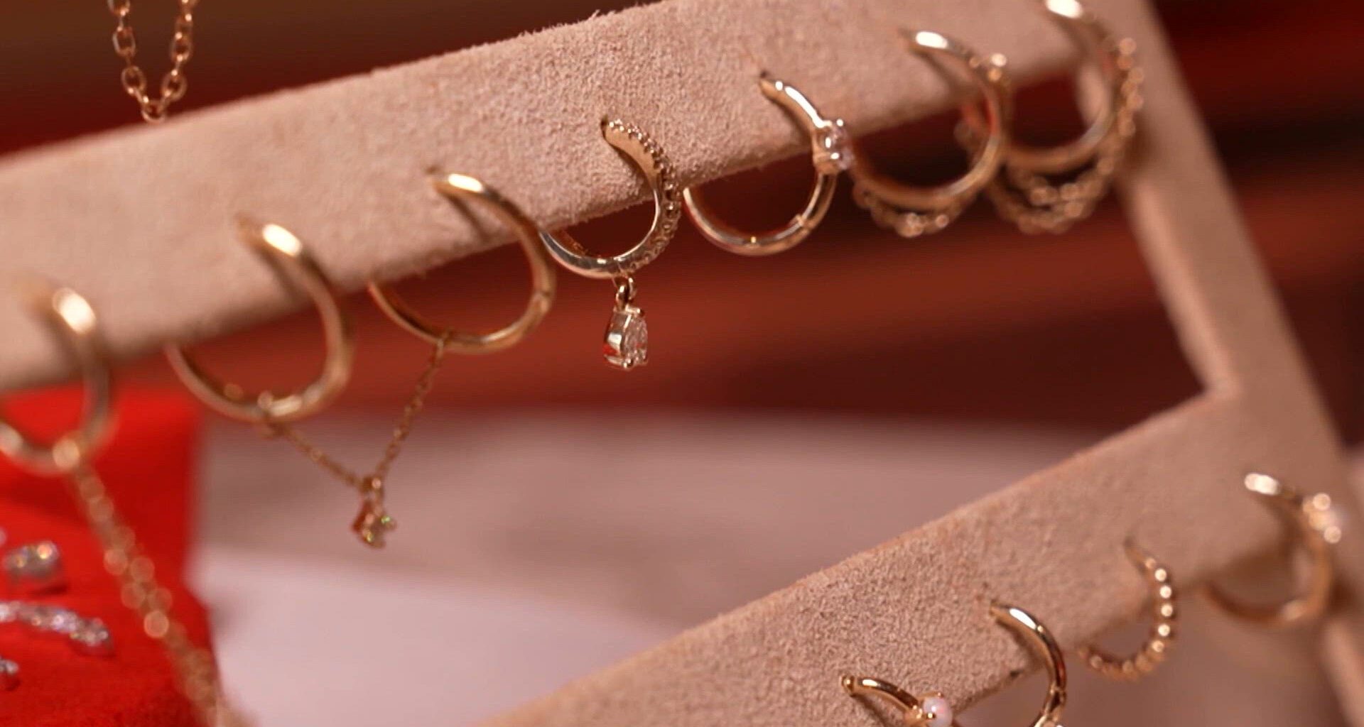 As gold prices soar, a Dallas jewelry store is turning to lab-grown diamonds to keep costs down