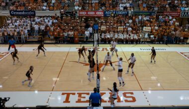 No. 9 Texas volleyball struggles in loss against No. 6 Louisville – The Daily Texan