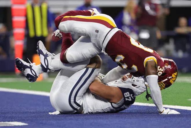 Sep 20, 2026; Arlington, Texas, USA; Dallas Cowboys tight end Jake Ferguson (87) catches a twelve-yard pass for a touchdown thrown by quarterback Dak Prescott (not pictured) against Washington Commanders safety Jeremy Reaves (39) during the fourth quarter at AT & T Stadium. Mandatory Credit: Kevin Jairaj-Imagn Images