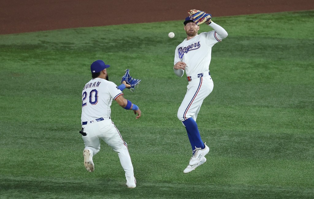 Brandon Nimmo (right) and Ezequiel Duran fail to catch a fly ball during the fourth inning of the Mets-Rangers game on Sept. 22, 2026.