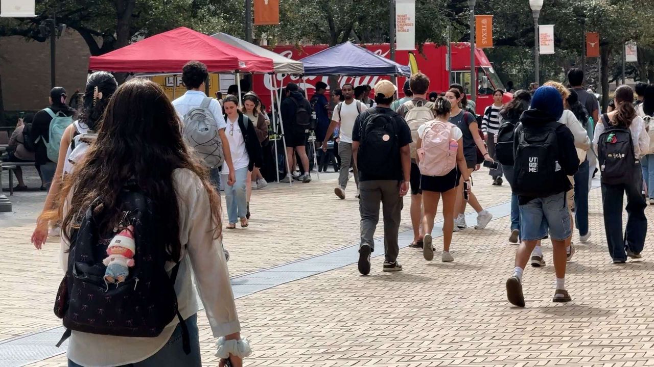 Grassroots groups encourage college students to vote