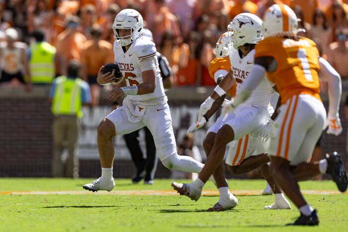 Colin Simmons ties program-record with 5 sacks as No. 1 Texas beats No. 14 Tennessee 20-17