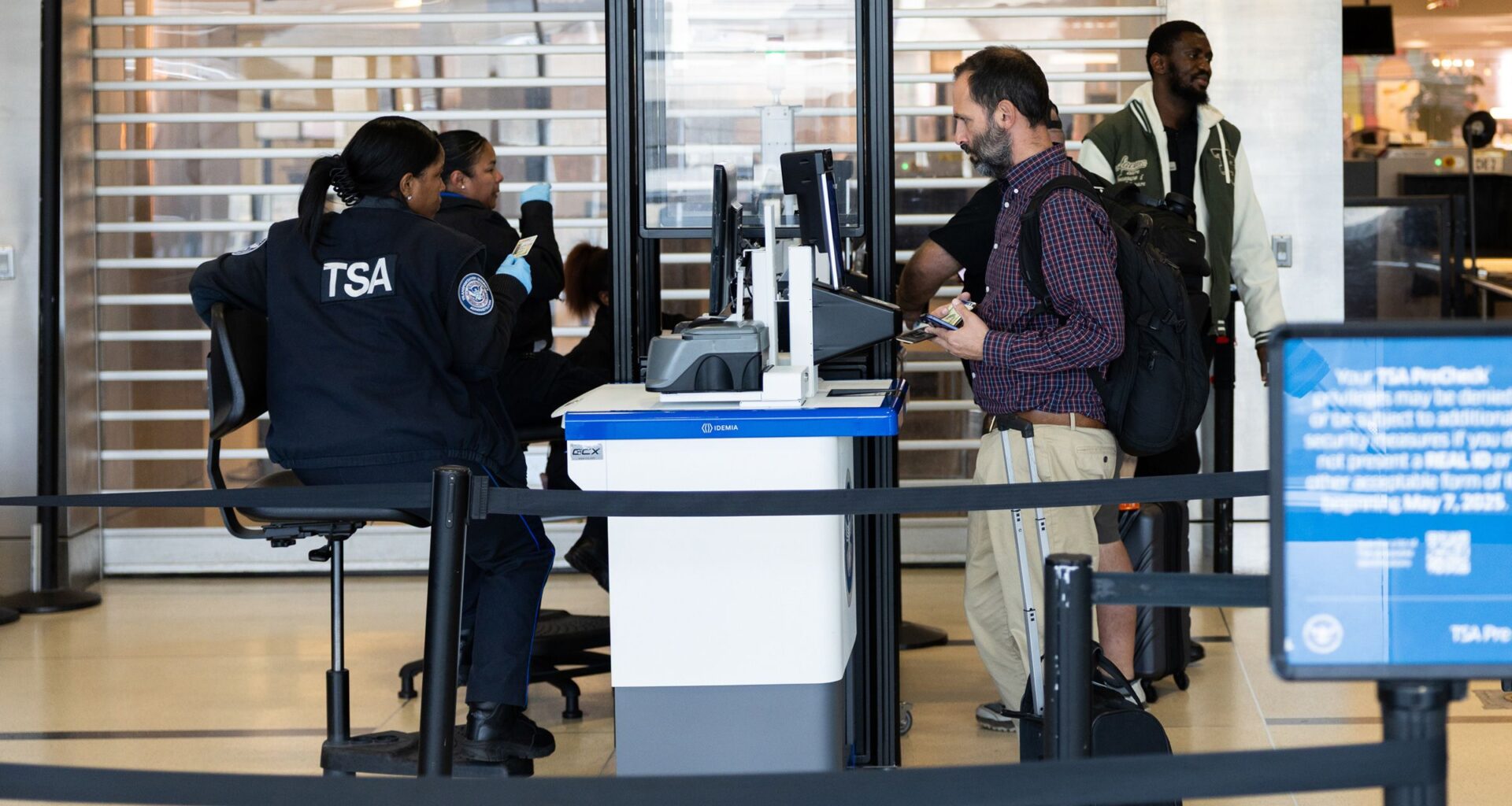 TSA officers now not allowed to sit down while checking boarding passes and IDs | Houston Style Magazine