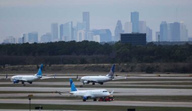 Flight returns to Houston after windshield cracks after takeoff