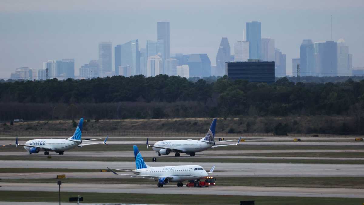Flight returns to Houston after windshield cracks after takeoff