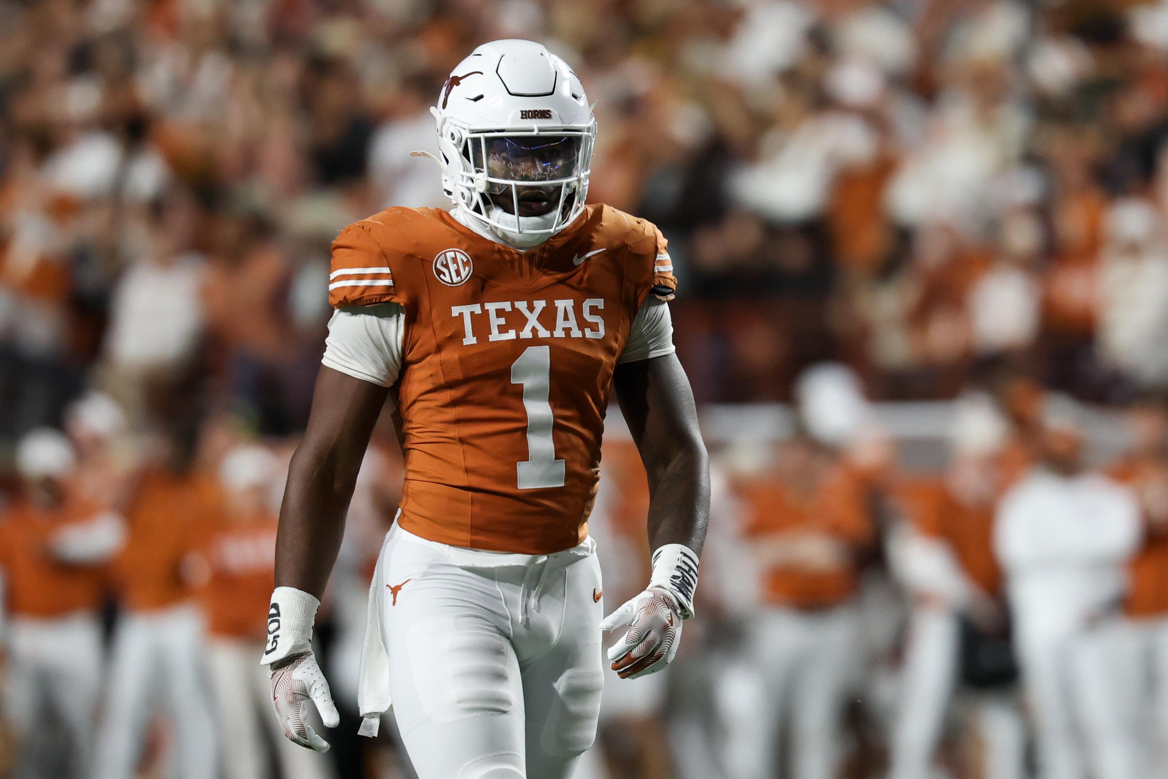 AUSTIN, TX - NOVEMBER 28: Defensive end Colin Simmons #1 of the Texas Longhorns on the field during the SEC football game between Texas Longhorns and Texas A&M Aggies on November 28, 2025, at Darrell K Royal-Texas Memorial Stadium in Austin, TX. (Photo by David Buono/Icon Sportswire via Getty Images)