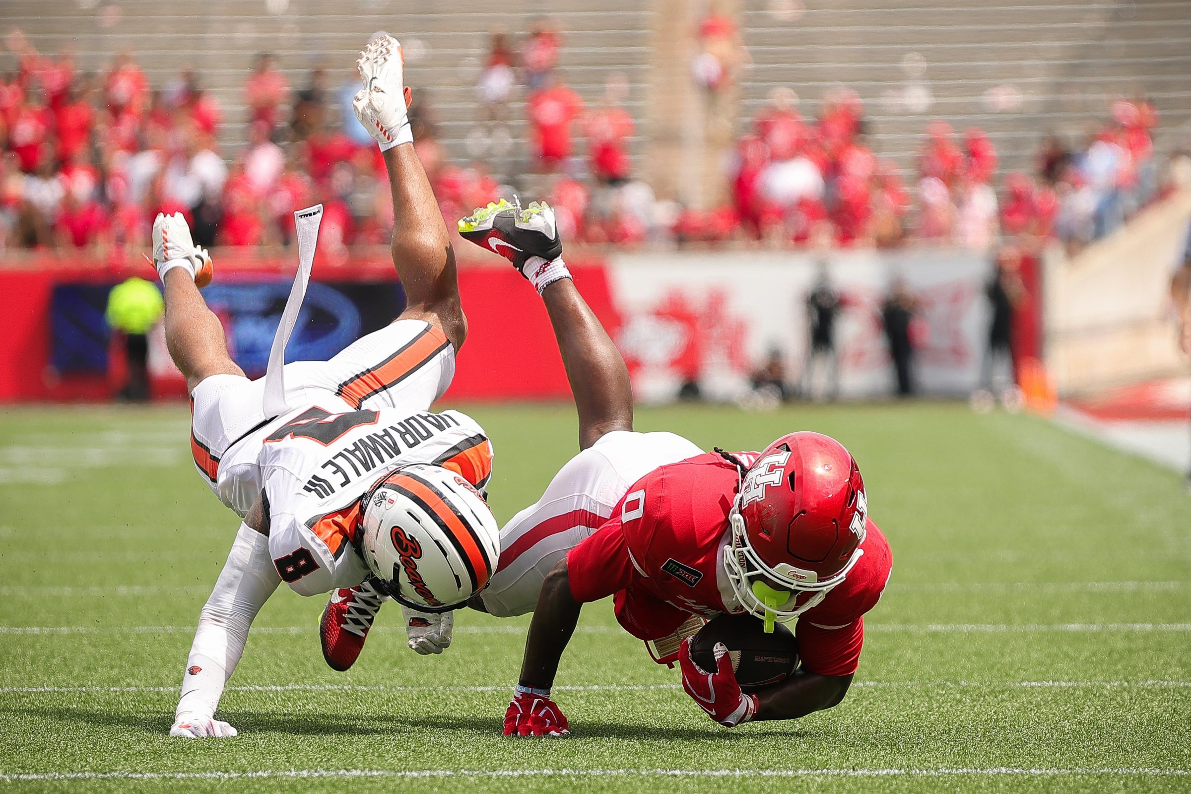 HOUSTON, TEXAS - SEPTEMBER 05: Amare Thomas #0 of the Houston Cougars completes a pass against Sailasa Vadrawale III #8 of the Oregon State Beavers during the fourth quarter at TDECU Stadium on September 05, 2026 in Houston, Texas. (Photo by Alex Slitz/Getty Images)