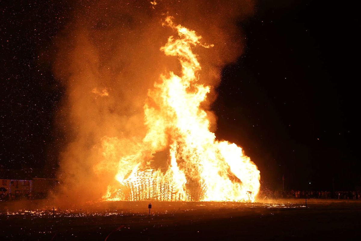 Is it legal to have a backyard bonfire in Texas? What burn bans restrict