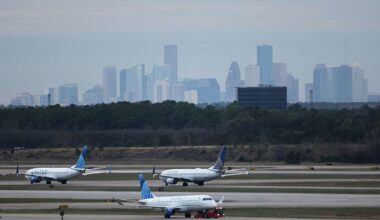 Houston-bound flight makes emergency landing after windshield completely breaks