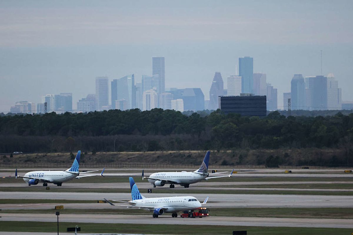 Houston-bound flight makes emergency landing after windshield completely breaks