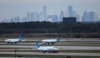 Flight returns to Houston airport after windshield cracks shortly after takeoff