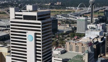 AT&T reports outages affecting thousands across Dallas Fort-Worth Monday