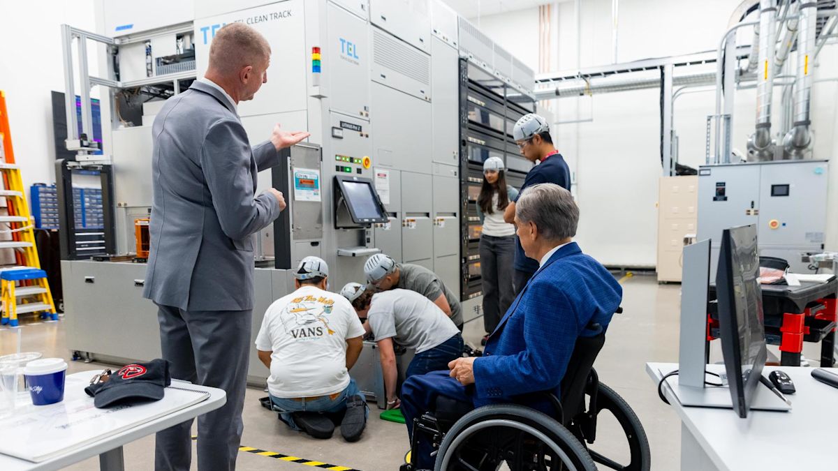 Gov. Abbott touts Texas' growing semiconductor industry after touring Austin facility