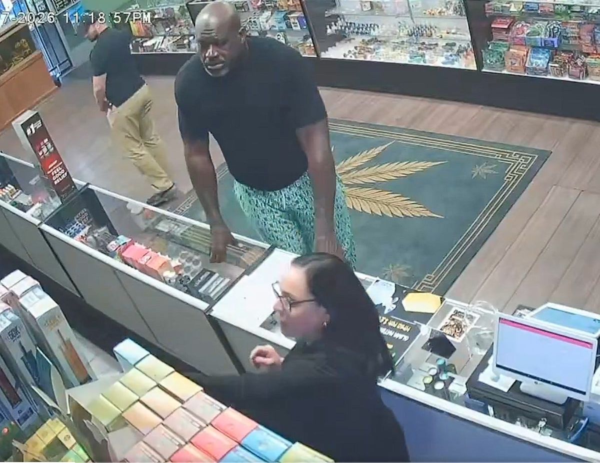Tall order! Shaq surprises El Paso vape shop staff after DJ set