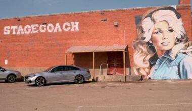Fort Worth mural celebrates Dolly Parton's legacy, draws fans for selfies and tributes