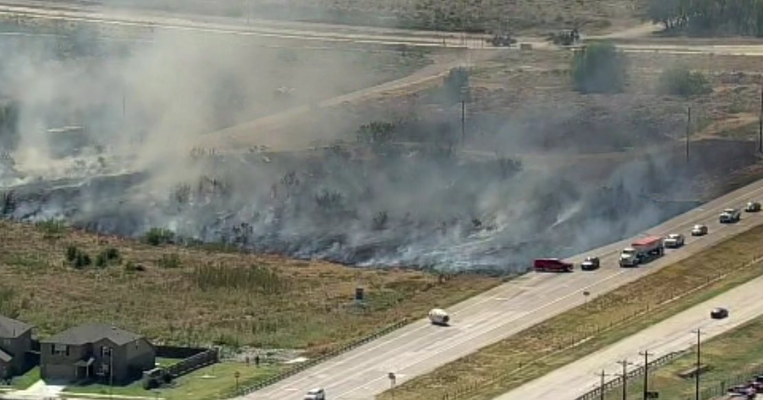 Crews battle grass fire north of Fort Worth
