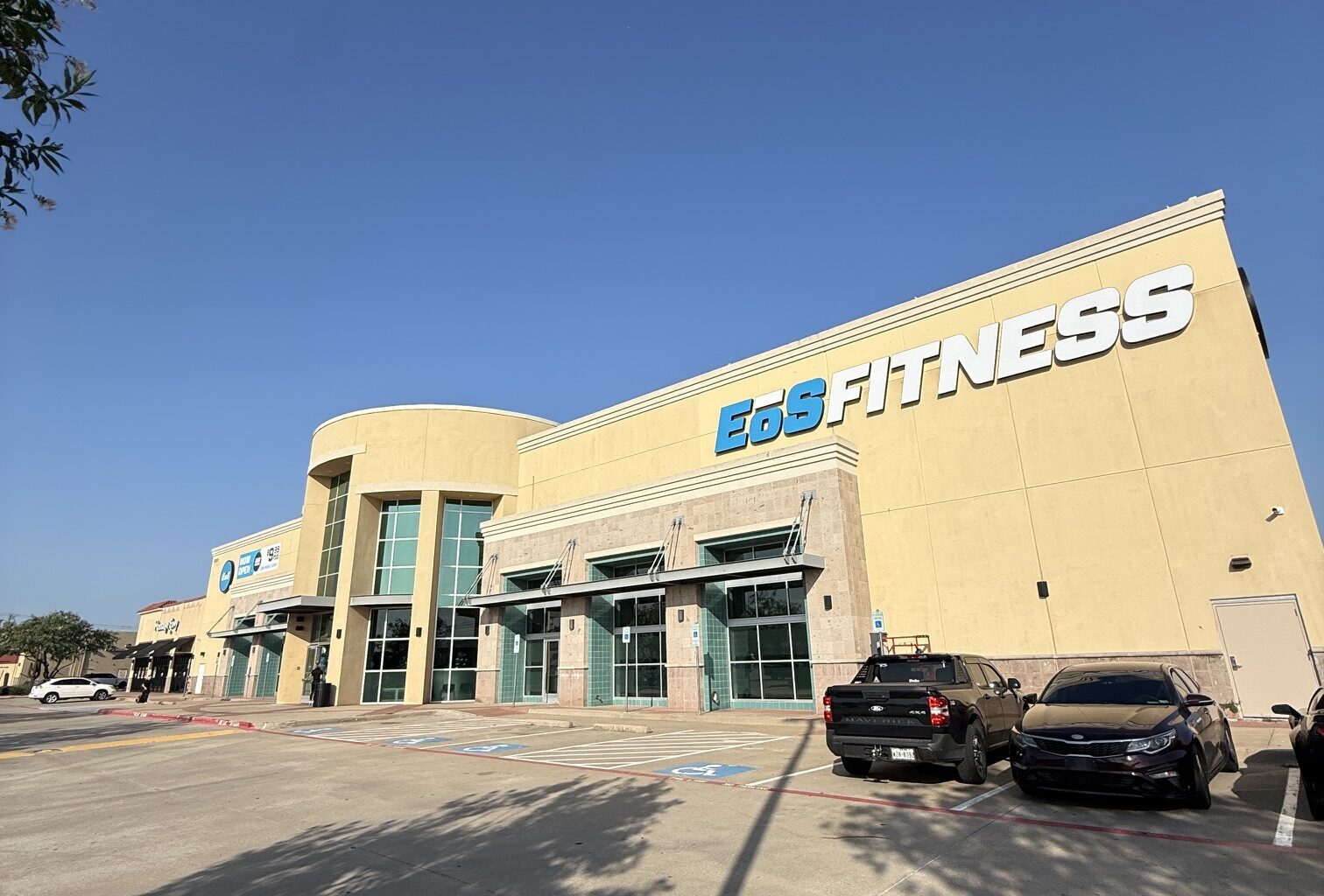 EōS Fitness celebrates grand opening of Central Plano location
