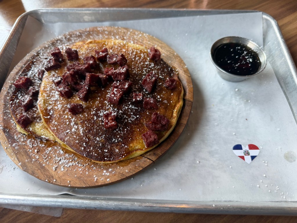 Pancakes de plátano maduro an salami.