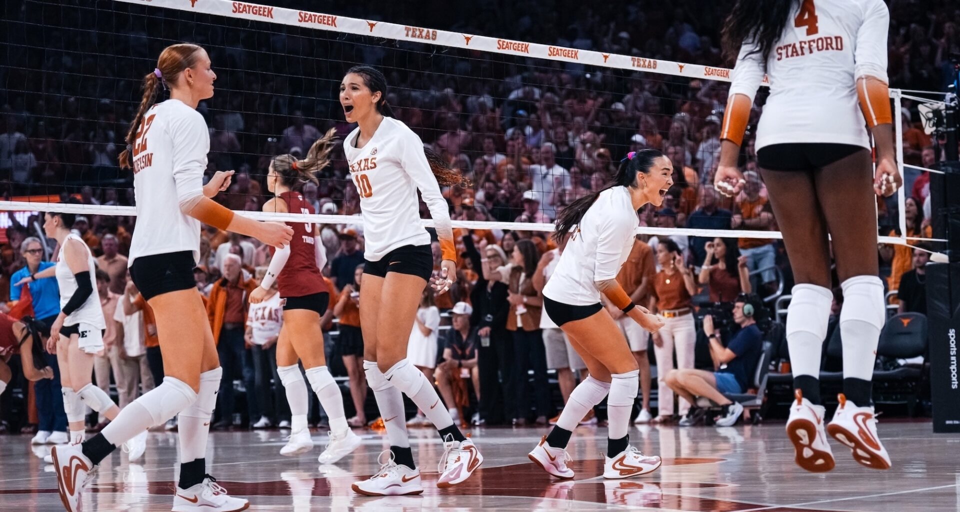 No. 9 Texas volleyball defeats No. 6 Wisconsin, Vanderbilt makes history