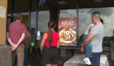 Nothing Bundt Cakes gives away free bundtlets at Moore Plaza