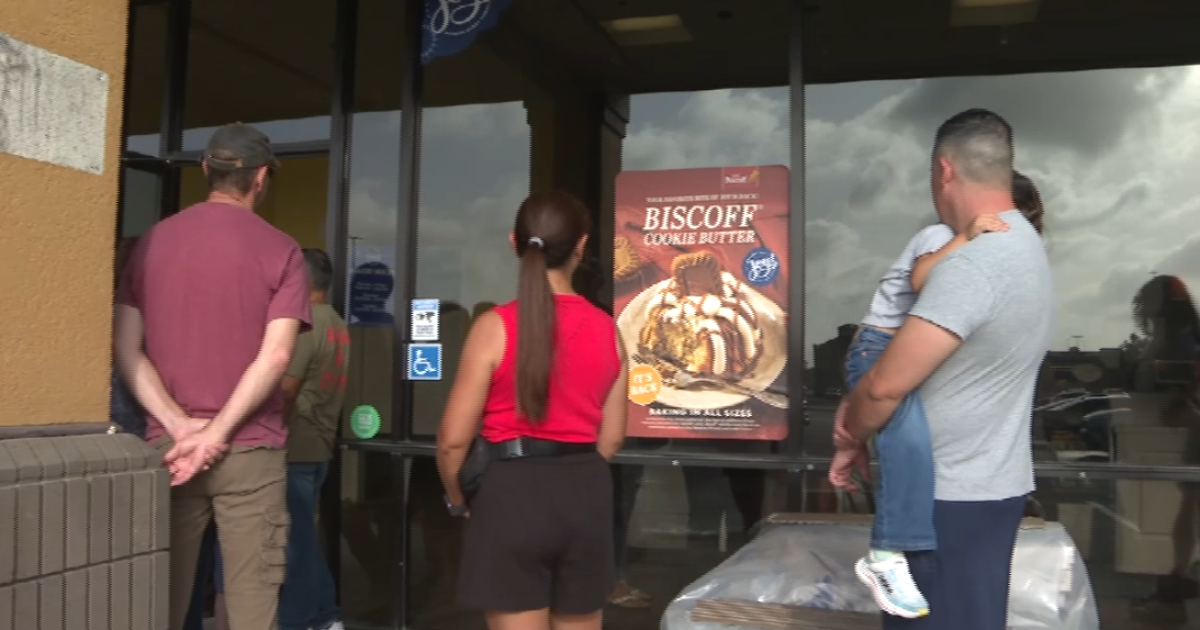Nothing Bundt Cakes gives away free bundtlets at Moore Plaza
