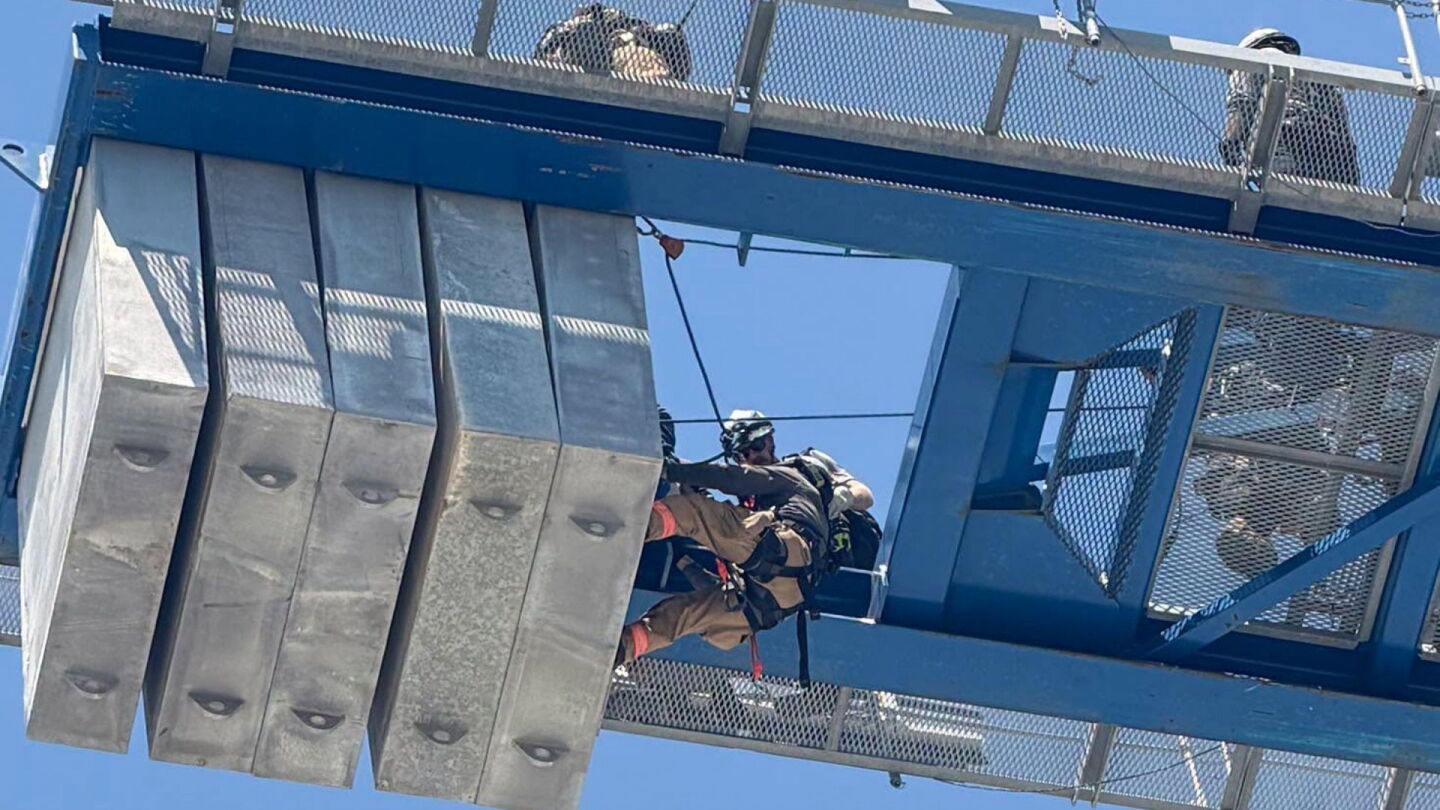 Fort Worth firefighters rescue crane operator 220 feet above JPS Hospital