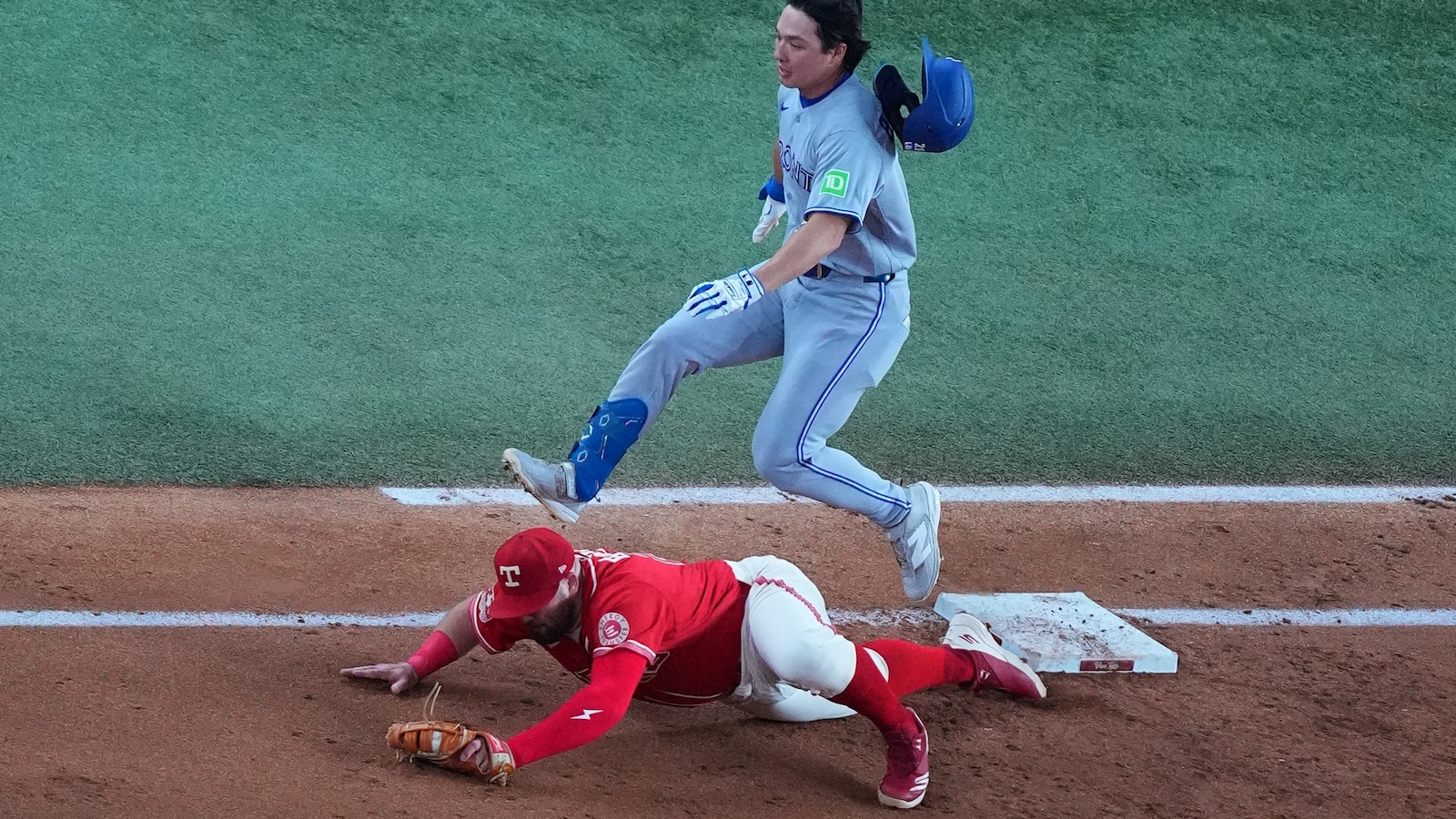 Corey Seager's RBI double helps Rangers beat sloppy Blue Jays 7-1 and close gap in playoff race