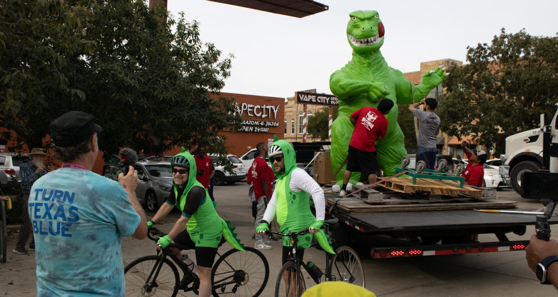 Wheatsville ‘Mangiasaurus’ waves goodbye as Wheatsville Co-op closes 45-year-old location – The Daily Texan