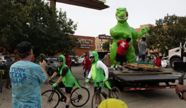 Wheatsville ‘Mangiasaurus’ waves goodbye as Wheatsville Co-op closes 45-year-old location – The Daily Texan