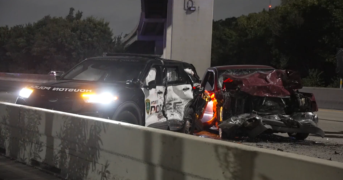 HPD officer hospitalized, driver dead after crash on Eastex Freeway