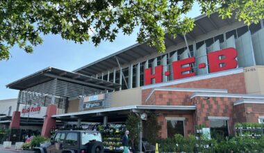 What are H-E-B store hours today?