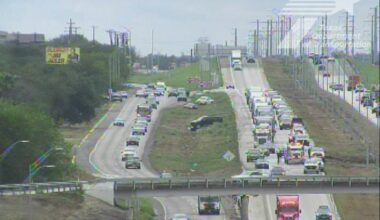 San Antonio highway halted after major wreck