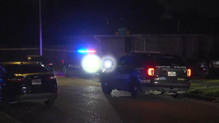 Brothers exchange gunfire in southwest Houston; 1 dead, 1 in critical condition