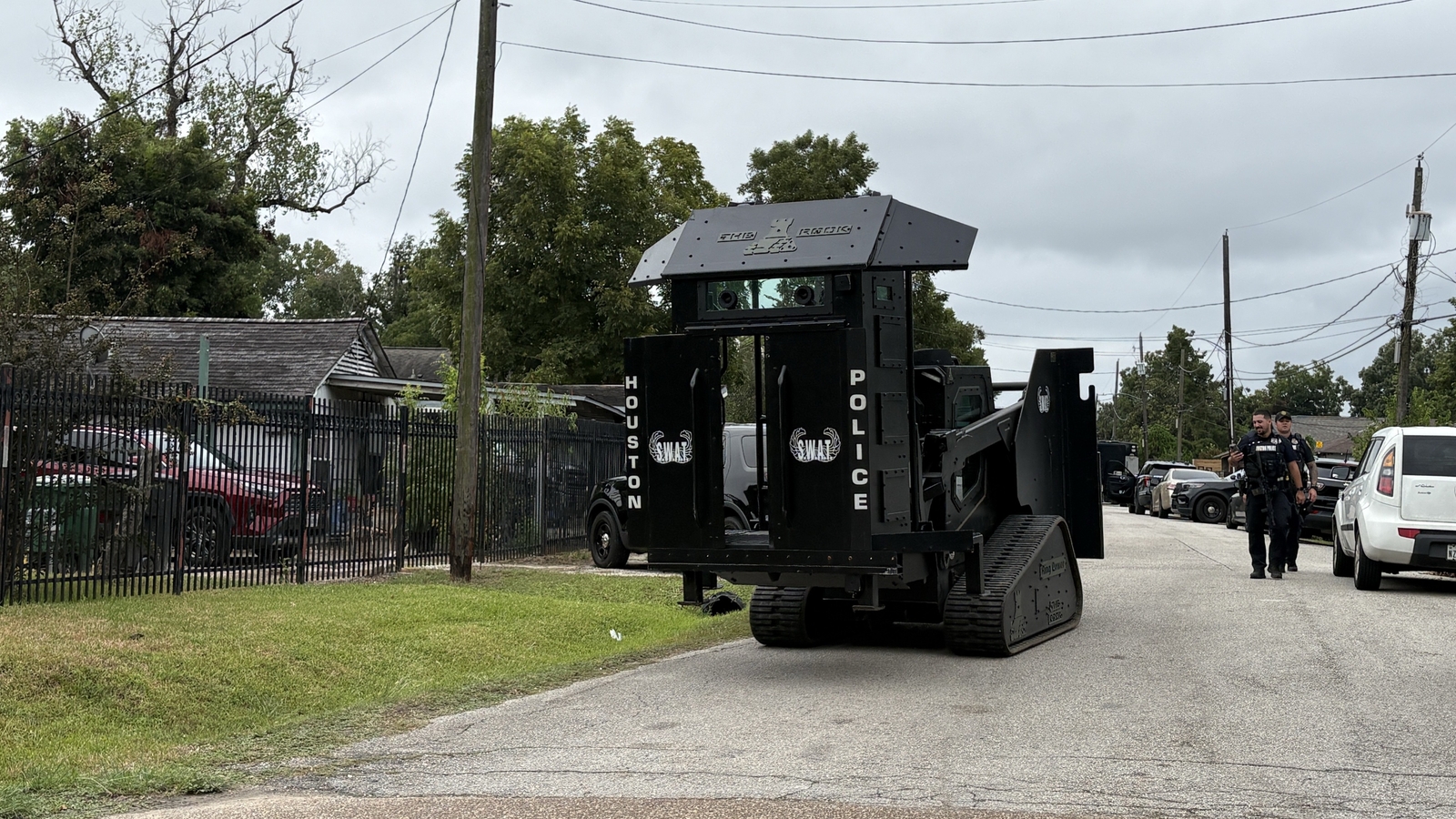 Man escapes police perimeter after allegedly firing near delivery woman, manhunt underway, HPD says