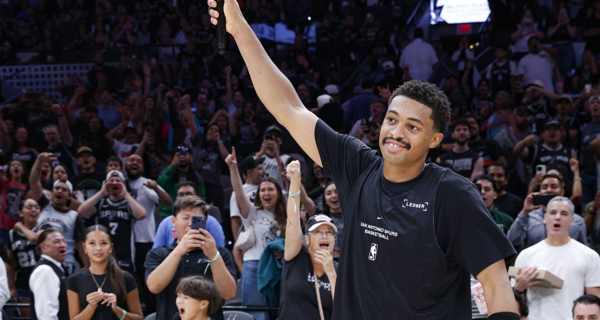 Fans pack Frost Bank Center for Spurs' annual Silver & Black Scrimmage
