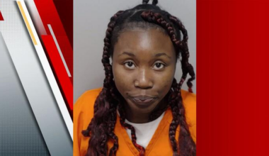 Woman accused of abandoning 3 kids at North Side apartment lobby, SAPD says