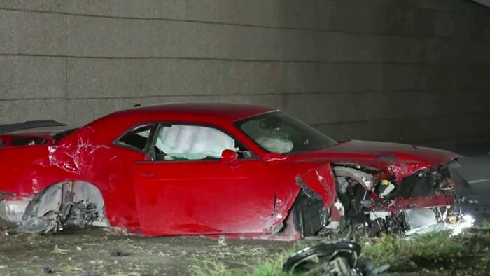 Man flees after Dodge Challenger crashes into traffic signal pole in southwest Houston