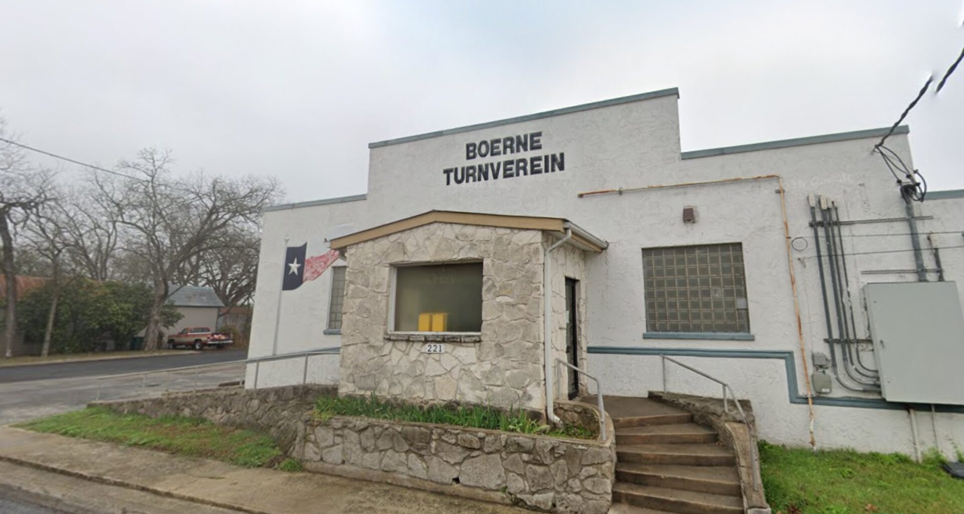 Century-old bowling alley near San Antonio bans smoking, vaping