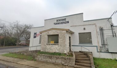 Century-old bowling alley near San Antonio bans smoking, vaping