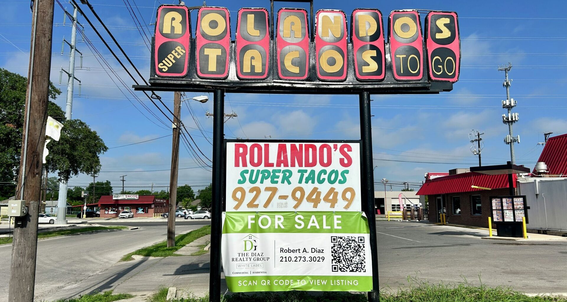 The sign for Rolando's Super Tacos. 