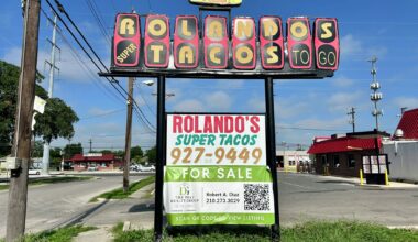 The sign for Rolando's Super Tacos. 